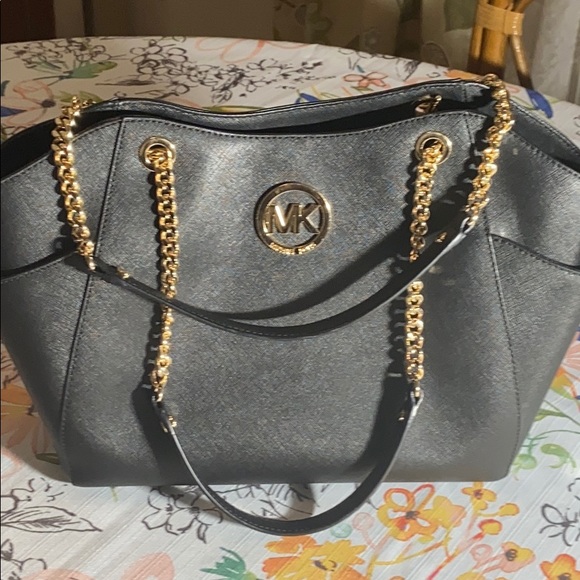 Like New Michael Kors Jet Set Saffiano Purse - Picture 1 of 6